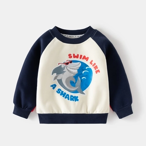 Détail d'un sweat raglan pour enfant bleu marine et beige avec imprimé requin