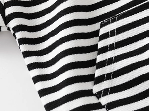 Détail des coutures de poche à double aiguille sur un sweat à rayures noir et blanc
