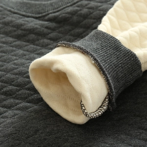 Gestepptes Kinder-Sweatshirt mit Rautenmuster und grauen gerippten Strickbündchen Detail