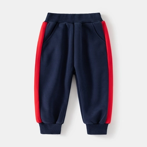 Détail du jogging bleu marine pour enfant avec bandes rouges et taille élastiquée