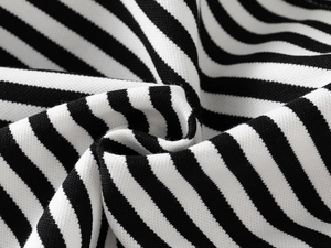 Gros plan détaillé sur le tissu en maille piqué à rayures noires et blanches pour enfant