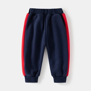 Détail de jogger bleu marine enfant avec bandes rouges, taille élastique et bords-côtes