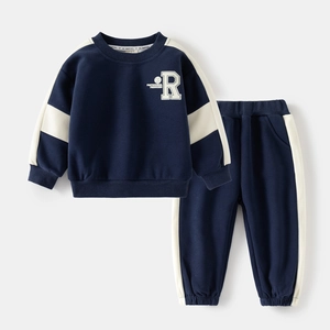 Ensemble sweat enfant bleu marine avec rayures blanches et broderie lettre R