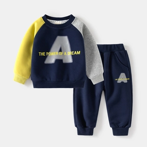 Détail d'un ensemble de survêtement deux pièces pour enfant avec sweat marine à manches colorées