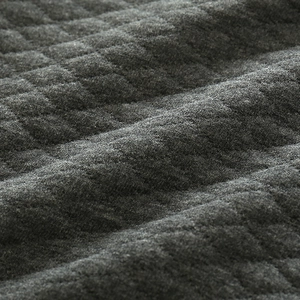 Makroaufnahme der dunkelgrauen Steppstoff-Textur für Thermo-Kinder-Sweatshirts