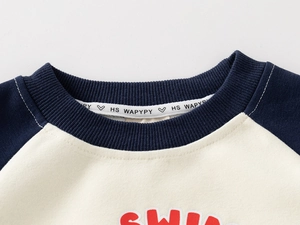Gros plan du col de sweat-shirt pour enfant bleu marine et beige avec coutures précises