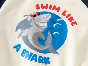 Détail de l'imprimé requin et texture maille sur cet ensemble sweat enfant raglan