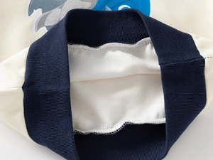 Détail du bord-côte bleu marine et doublure polaire blanche de l'ensemble enfant