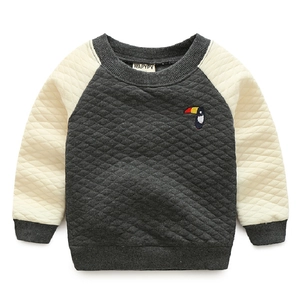 Gestepptes Kleinkinder-Sweatshirt mit Kontrastärmeln und Tukan-Stickerei-Detail