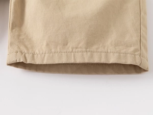 Dettaglio dell'orlo in twill di cotone kaki con cucitura a doppio ago professionale
