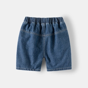Détail du short en jean bleu foncé pour garçon avec taille élastique et coutures
