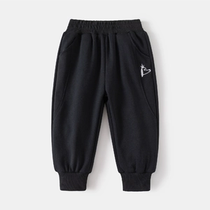 Détail du jogging noir pour enfant avec taille élastique et broderie chien mignonne