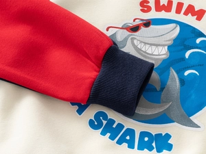 Détail de la broderie requin et poignets côtelés sur sweat en coton pour enfant