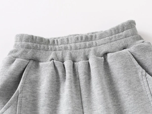 Gros plan du jogging gris pour garçons montrant la taille élastique et la texture du tissu