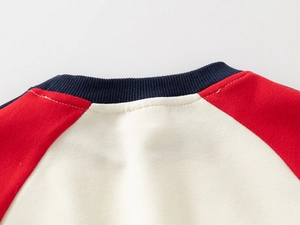Détail des manches raglan et de l'encolure côtelée sur sweat de sport épais enfant