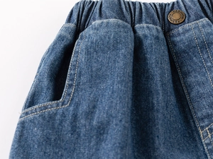 Détail du short en jean pour garçon avec taille élastique et bouton en métal tendance
