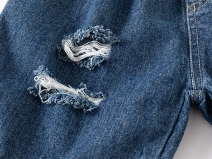 Détails de bermuda en jean pour garçon avec trous vieillis et coutures jaunes