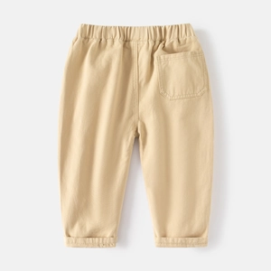 Détail de pantalon en coton pour enfant avec taille élastique et poche en kaki