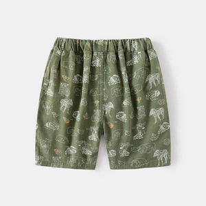 Détail d'un short enfant vert olive avec imprimé animaux de safari et taille élastique