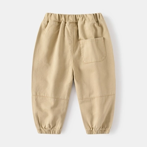 Détail du jogging kaki pour garçon avec taille élastique et poche arrière carrée