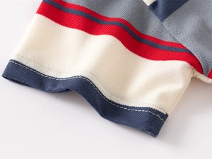Détail de la manche du polo rayé montrant la texture du tissu en maille piquée