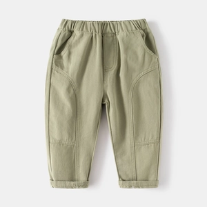 Vue détaillée du pantalon décontracté pour enfant avec taille élastique et coutures
