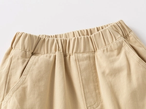 Détail d'un pantalon décontracté kaki pour enfant avec taille élastique et tissu sergé