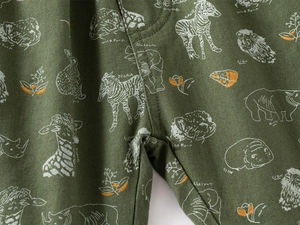 Détail du short enfant vert olive montrant la couture solide et l'imprimé animaux