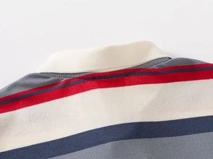 Détail du tissu en coton piqué et du col côtelé sur un polo à rayures pour garçon