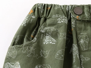 Détail de taille élastique avec bouton vintage et imprimé animal sur short enfant