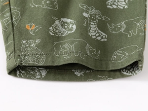 Détail du short en coton olive avec imprimés d'animaux de la jungle et graphismes