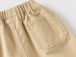 Détail du pantalon kaki pour enfant avec taille élastique et poches plaquées à l'arrière