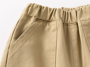 Détail du pantalon en coton kaki pour garçons avec taille élastique et des poches
