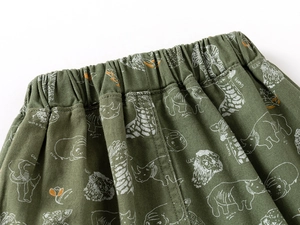 Détail de la taille élastique d'un short enfant en coton vert à motifs animaux
