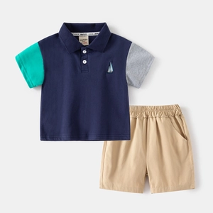 Set estivo per bambini con polo blu scuro ricamata a vela e pantaloncini casual color kaki