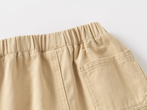 Gros plan détaillé du pantalon kaki pour garçon avec taille élastique et poche soignée