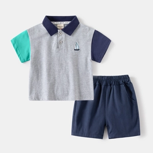 Completo estivo da bambino due pezzi con polo a maniche corte e pantaloncini blu minimalisti