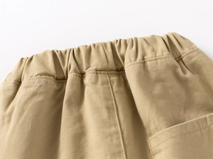 Détail du pantalon en coton kaki pour garçons montrant la taille élastique ajustée