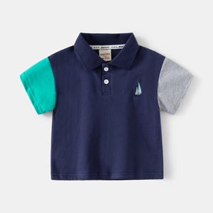 Completo polo da bambino a maniche corte con design color block e ricamo barca