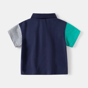 Dettaglio posteriore della polo da bambino con pannelli a contrasto blu, grigio e verde lago