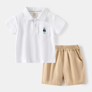 Kinder Sommer Polo-Set mit weißem Besticktes Kurzarmshirt und khakifarbenen Baumwollshorts