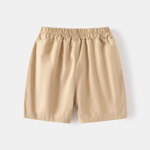 Dettaglio di pantaloncini di cotone kaki per bambini con elastico in vita e cuciture curate