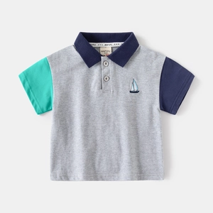 Dettaglio della polo in maglia color-block con ricamo barca a vela e morbido cotone