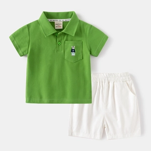Kinder Sommer Polo-Set mit grünem Kurzarmhemd und weißen Shorts mit Bären-Stickerei