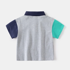 Vista posteriore di una polo da bambino in cotone tricolore con pannelli blu, grigi e verdi
