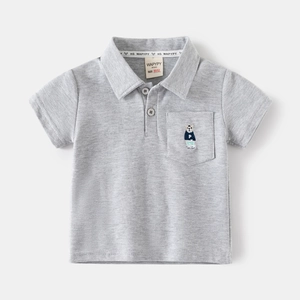 Nahaufnahme eines grauen Kinder-Poloshirts mit Bärenstickerei und Knopfdetails am Kragen