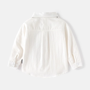 Vue arrière chemise blanche à manches longues pour garçon avec texture coton et pli