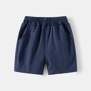 Dettaglio di pantaloncini casual blu scuro per bambino con elastico in vita e tasche laterali