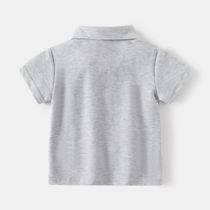 Detail eines Baby-Polohemds aus atmungsaktivem grauem Strickstoff mit klassischem Kragen