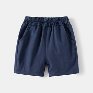 Detailansicht der dunkelblauen Kinder-Shorts mit elastischem Bund und seitlichen Taschen